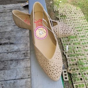 Girls size 5.5 flats cream colored